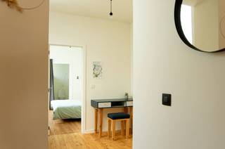 Instapklaar en lichtrijk appartement in Antwerpen<br /><br />Op een uitstekende locatie in Antwerpen-Noord, bevindt zich dit recent gerenoveerde en instapklare appartement. Gelegen op wandelafstand van het Centraal Station, het De Coninckplein, het Sint-Jansplein, de Permeke bibliotheek en Park Spoor Noord, geniet u hier van een perfecte combinatie van rust en stadsleven.<br /><br />Het appartement heeft een bewoonbare oppervlakte van ca. 60 m² en is praktisch ingedeeld. De lichtrijke leefruimte zorgt voor een aangenaam woongevoel, terwijl de volledig vernieuwde afwerking bijdraagt aan het hedendaags comfort. Er is één volwaardige slaapkamer met aangrenzende badkamer met douche, wastafel en toilet. Er is een bijkomende kamer die ideaal kan dienen als bureau, dressing of logeerkamer.<br /><br />Vanuit de slaapkamer heeft u toegang tot een gezellig balkon met groen uitzicht, waar u in alle rust kan genieten zonder inkijk, dankzij de ligging op de derde verdieping.<br />Dit appartement verkeert in zeer goede staat en is perfect geschikt voor eigen bewoning of als investering. (Mogelijkheid tot overname meubels.)<br /><br />Troeven:<br />•Nabij station en stadsvoorzieningen <br />•Recent gerenoveerd en instapklaar <br />•Lichtrijke leefruimte <br />•1 slaapkamer + extra kamer <br />•Balkon met groen uitzicht <br />•Geen inkijk (3de verdieping) <br />•EPC: 380 <br />•Gedeelde fietsberging<br />•Eigen ruimte in de kelder<br /><br />Vraagprijs: €232.000<br /><br />Interesse? Contacteer ons vandaag nog via 0494 31 81 65 (telefonisch of via whatsapp) voor een bezoek en ontdek zelf de troeven van dit charmante appartement!<br />