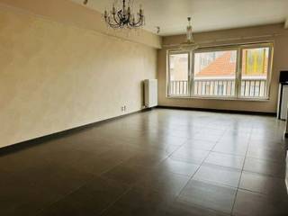 <p>Dit gezellig en centraal gelegen appartement in het centrum van Temse beschikt over een inkomhal, een woonkamer, een open ingerichte keuken (dubbele spoelbak, kookvuur, dampkap en oven, frigo), berging met plaats voor wasmachine en droogkast, een badkamer met lavabo en douche, een apart toilet, 2 slaapkamers (11 m² en 9,50m²) en een mooi zuidgericht terras achteraan (6m²).</p>
<p>Centrale verwarming op aardgas, dubbele beglazing en een lift zijn aanwezig. Mogelijkheid tot huren van een garage.</p>
<p>Centraal gelegen, op wandelafstand van winkels, scholen en openbaar vervoer. Goede verbinding via N16 en E17. Huurprijs € 710/maand + € 40 gemeenschappelijke kosten.</p>