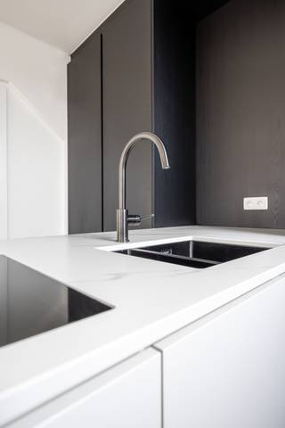 Residentie Luppen: kleinschalig renovatieproject nabij het Groen Kwartier<br /><br />Nabij het Groen Kwartier bevindt zich dit kleinschalig renovatieproject, op wandelafstand van scholen, winkels, openbaar vervoer en sfeervolle horecazaken. <br />Dit hippe project omvat 6 appartementen en 1 penthouse, met verschillende indelingen en keuze uit 1 of 2 slaapkamers, met oppervlaktes variërend van 50 tot 80 m². Elk appartement beschikt over een aangenaam, zuidgericht terras met uitzicht op het woonerf De Confiserie.<br /><br />De appartementen worden afgewerkt met kwalitatieve en duurzame materialen en zijn energiezuinig (zonnepanelen, vloerverwarming, ventilatiesysteem). Bovendien zijn alle appartementen volledig geschilderd en dus onmiddellijk instapklaar.<br /><br />Info en verkoop:<br />De verkoop geschiedt onder BTW op het constructieaandeel en registratierechten op het grondaandeel.<br />De aankoop van een kelderberging is verplicht (prijzen vanaf 4.500, exclusief aankoopkosten).<br />Optioneel kan er een ondergrondse autostaanplaats worden aangekocht.<br />Voor meer info: bel Karin op 0486/97 84 27 of mail karin@reds.be