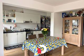 Dit appartement is gelegen in Sint-Michiels dichtbij het station, winkels en invalswegen.Via de inkom bereik je de woonkamer met veel lichtinval. Er...