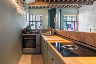 Welkom in het voormalige café “Zoologie”, een woning met een uniek karakter waar de charme van het verleden mooi bewaard is gebleven.<br /><br />Bij het binnenkomen springt meteen de prachtige originele bar in het oog. Deze werd op een slimme manier geïntegreerd in de keuken, zodat het historische karakter van de woning volledig intact blijft. Hierdoor beschikt u vandaag over een bijzonder en royaal kookeiland, ideaal om gezellig te koken en vrienden of familie te ontvangen. Vanuit de keuken heeft u bovendien directe toegang tot de aangename koer/tuin, met een mooi zicht op de Sint‑Jacobskerk. Als extra historisch detail bevindt de graftombe van Peter Paul Rubens zich vlak achter uw buitenruimte.<br /><br />De woning beschikt over vier ruime slaapkamers, elk groot genoeg voor een comfortabel bed, een dressingkast en een bureau. Eén van de slaapkamers op de eerste verdieping geeft bovendien toegang tot een gezellig terras.<br /><br />De badkamer bevindt zich op de tweede verdieping en is volledig uitgerust met een bad, douche, lavabo en toilet.<br /><br />Verder beschikt de woning over een volledige kelder, die momenteel ingericht is als praktijkruimte door de huidige bewoner, maar ook tal van andere mogelijkheden biedt.<br /><br />De woning is uitstekend onderhouden en volledig instapklaar. Een unieke kans voor wie op zoek is naar een karaktervolle woning op een bijzondere locatie in Antwerpen.<br /><br />Troeven: EPC B - Elektriciteit conform - Geen asbest.