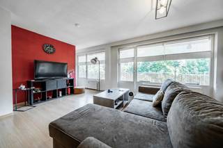 <p><strong>Infos & visites – 02 315 51 71</strong><span></span></p>
<p><strong>We Invest Brussels</strong> vous présente ce superbe appartement idéalement situé <strong>Woluwedal 2 à Zaventem</strong>, au <strong>3ᵉ étage</strong> d'une copropriété bien entretenue.</p>
<p>Dès l'entrée, vous découvrez un hall accueillant menant vers un agréable séjour baigné de lumière, prolongé par une <strong>grande terrasse</strong> accessible également depuis la chambre, idéale pour profiter des beaux jours. La cuisine indépendante, fonctionnelle et bien agencée, complète parfaitement l'espace de vie.</p>
<p>L'espace nuit se compose d'une belle chambre, d'une salle de bains avec WC ainsi que d'un hall de nuit offrant une circulation fluide entre les différentes pièces.</p>
<p>L'appartement est en <strong>excellent état</strong>, bénéficie d'un <strong>PEB B</strong>, d'une <strong>installation électrique conforme</strong> et ne nécessite aucun travaux. Il est <strong>actuellement loué</strong>, mais sera <strong>libre à l'acte</strong>, ce qui en fait une excellente opportunité aussi bien pour un futur occupant que pour un investisseur. Les copropriétaires profitent également d'un <strong>grand parking commun sécurisé avec barrière</strong> (sans emplacement privatif), un véritable atout au quotidien.</p>
<p>Vous apprécierez sa situation privilégiée, à proximité immédiate des commerces, des transports en commun, des écoles ainsi que du <strong>Shopping de Woluwe</strong>, tout en bénéficiant d'un accès rapide aux principaux axes routiers.</p>
<p><strong>Une opportunité rare dans le quartier, à visiter au plus vite !</strong></p>