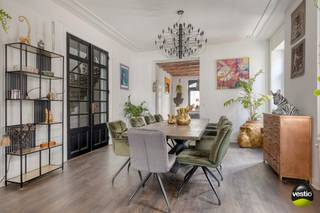 <strong>Authentiek en stijlvol gerenoveerde herenwoning in hartje Tongeren – Kruissteenweg 16.</strong><br /><br />Deze prachtige herenwoning geniet van een uiterst centrale ligging in Tongeren, vlakbij de N79 en de R72 (de ring rond de stad).<br />Dankzij deze strategische locatie bereik je vlot zowel het stadscentrum als omliggende gemeenten. Winkels, scholen en openbaar vervoer bevinden zich bovendien op wandelafstand.<br /><br />Dit gracieus herenhuis, gebouwd in de late 19de eeuw, bevindt zich op een perceel van 3a50ca en beschikt over een indrukwekkende bewoonbare oppervlakte van maar liefst 411m².<br />De woning telt momenteel vijf ruime en elegante slaapkamers, met de mogelijkheid tot het creëren van een zesde kamer.<br /><br />In 2022 en 2023 onderging het pand een totaalrenovatie waarbij onder meer elektriciteit, leidingen, sanitair, ramen, verwarmingsinstallatie en isolatie volledig vernieuwd werden.<br />Daarnaast werd een luxueuze eilandkeuken geplaatst en werden twee moderne, hoogwaardig afgewerkte badkamers ingericht.<br />Deze woning combineert hedendaags comfort met het behoud van haar historisch karakter. Kenmerkend zijn de hoge plafonds (ca. 4 m op het gelijkvloers en 3 m op de verdieping), de royale leefruimtes, de statige inkom- en trappenhal, authentieke sierschouwen in de slaapkamers, originele binnendeuren en prachtige plafondmoulures.<br /><br /><strong>Indeling:</strong><br />Bij binnenkomst leidt de imposante inkomhal naar de leefruimte, bestaande uit een gezellige zithoek met ingebouwde gashaard en een lichtrijke eetkamer.<br />Aansluitend bevindt zich de ruime, volledig uitgeruste eilandkeuken voorzien van alle hedendaagse kooktoestellen.<br />De veranda achteraan geeft toegang tot een bureauruimte en een praktische berging.<br />Op het gelijkvloers vind je verder nog een wasplaats, een gastentoilet en extra bergruimte.<br />De woning is bovendien ook bereikbaar via de Klinkerstraat.<br /><br />De eerste verdieping omvat een stijlvolle master bedroom aan de voorzijde, twee ruime slaapkamers, een apart nachttoilet en een volledig ingerichte badkamer met ligbad, dub<br />bele wastafel en ruime inloopdouche.<br />Via de prachtige trappenhal bereik je de tweede verdieping. Hier bevinden zich twee bijkomende ruime slaapkamers (waarvan één opsplitsbaar), een dressingruimte en een tweede badkamer met dubbele wastafel en douche.<br /><br />De recent geïsoleerde zolderverdieping van 75m² biedt tal van mogelijkheden (hobbyruimte, extra kamers, etc.). Daarnaast is de woning deels onderkelderd met een gewelfde kelder bestaande uit een CV-ruimte en drie praktische bergruimtes.<br /><br />Achteraan geniet je van een zonnig georiënteerd terras met een aangename stadstuin.<br />Via een automatische toegangspoort in de Klinkerstraat bereik je de garage met extra staanplaats en laadpaal.<br /><br /><strong>Voornaamste troeven van deze unieke herenwoning:</strong><br />- Topligging in het centrum van Tongeren met uitstekende bereikbaarheid<br />- Karaktervolle herenwoning met historische uitstraling en erfgoedwaarde<br />- 5 ruime slaapkamers (mogelijkheid tot 6) en 2 badkamers<br />- Volledig gerenoveerd met hoogwaardige materialen en behoud van authentieke elementen<br />- Nieuwe ramen en conforme elektriciteit<br />- Energiezuinige verwarmingsinstallatie (recente HR-ketel)<br />- Luxueuze leefkeuken en moderne badkamers<br />- Stadstuin, garage, autostaanplaats en laadpaal<br />- Veelzijdige, geïsoleerde zolderverdieping<br /><br />Voor meer info of een bezoek ter plaatse, contacteer ons op 0473 79 29 30 of mail naar luc@vestio.com