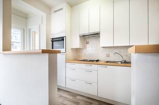 EERSTE BEZOEKMOMENT OP ZATERDAG 17/10/2026. SCHRIJF U IN VIA ONZE WEBSITE!<br /><br />Zonnig appartement in hartje Koksijde.<br /><br />Dit pand is gelegen in de bruisende winkelstraat van Koksijde waar talloze winkels en restaurants zich bevinden. Het openbaar vervoer is gelegen op wandelafstand.<br /><br />Het appartement werd als volgt ingedeeld: lange inkomhal | afzonderlijk toilet | zonnige leefruimte met volledig uitgeruste keuken | berging met voorziening voor wasmachine | 1ste slaapkamer met lavabo en balkon | 2de slaapkamer met lavabo en douche.<br /><br />Alle ramen van het appartement werden vernieuwd. Er is een privatieve kelder aanwezig in het gebouw.<br /><br />Bent u op zoek naar een ruim appartement in het centrum van Koksijde? Aarzel dan niet en contacteer ons.<br />
