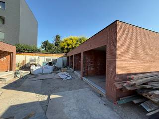 Duplexappartement op de derde en vierde verdieping van een kleinschalig kwalitatief hoogstaand appartementsgebouw.<br />
<p>Villa Allegro is een exclusief nieuwbouwproject gelegen aan de Kortrijkstraat. Hier worden vier uitzonderlijk ruime appartementen en een handelspand gerealiseerd op een toplocatie in het centrum met winkels, horeca, cultuur, sport en openbaar vervoer op wandelafstand.</p>
<p>De appartementen onderscheiden zich door hun royale en doordachte indeling, grote raampartijen die overvloedig natuurlijk licht binnenlaten, en een verfijnde afwerking met uitsluitend hoogwaardige materialen, in harmonie met het luxueuze en kwalitatieve karakter van het gebouw.</p>
<p>De appartementen beantwoorden aan de meest recente energetische normen en zijn uitgerust met vloerverwarming op basis van een individuele warmtepomp en een ventilatiesysteem voor een gezond binnenklimaat.</p>
<p>Achteraan het terrein zijn private garages voorzien, bereikbaar via het Rameplein, evenals fietsenbergingen met een toegang langs de Nieuwstraat.<br /><br /><b>Jouw woonwensen, jouw indeling.</b><br /><span>Kopers krijgen de mogelijkheid om de inrichting en afwerking af te stemmen op hun eigen stijl en behoeften, in samenspraak met de bouwheer.</span><br /><br /><b><u>Villa Allegro bestaat uit volgende entiteiten :</u></b><br /><span>- Gelijkvloers: 275 m² handelsruimte - </span><b>VERKOCHT </b><br /><span>- 1° Verdiep (1.1): 160 m² + 34 m² terrassen – 3 slpk – 2bdk - berging <strong>- VERKOCHT </strong></span><br /><span>- 2° Verdiep (2.1): 160 m² + 28 m² terrassen – 3 slpk – 2 bdk – berging<strong> - VERKOCHT </strong></span><br /><span>- 3° Verdiep (3.1): duplex 116 m² + 11 m² terrassen – 2 slpk – bdk – berging</span><br /><span>- 3° Verdiep (3.2): duplex 121 m² + 23 m² terrassen – 2 slpk – bdk – berging</span><br /><span>- 5 privatieve bergingen </span><br /><span>- Individuele fietsenbergingen</span><br /><span>- 6 garages + 3 autostandplaatsen</span><br /><br /><b>Mogelijkheid tot aankoop aan 6% btw<span> </span></b><span>(i.p.v. 21%), indien u voldoet aan de voorwaarden.</span><br /><span>Meer info hierover op kantoor.</span></p>