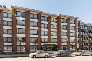 1030 SCHAERBEEK (Allée des Freesias 18) - Gelegen in de bloemenwijk van Schaerbeek, vlak bij de NAVO en het Josaphatpark, biedt Trevi u een gemeubileerd appartement met 1 slaapkamer van ± 50 m². Dit appartement is als volgt ingedeeld: inkomhal, woonkamer, volledig uitgeruste keuken, slaapkamer, badkamer met wasruimte. Fietsenstalling in de kelder. Huurprijs: 1.100 € Kosten: voorschot van 160 € (water, verwarming, gemeenschappelijke kosten) EPC: C- (139 kWh/m²/jaar // 27 kg/m²/jaar). Huurcontract van minimaal 1 jaar, maar 3 jaar is ook mogelijk. 2 maanden huurwaarborg. Per direct beschikbaar. Informatie bezichtigingen: Louis Meert 0477 57 98 87 LMEERT@TREVI.BE
