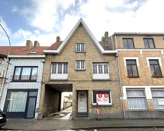 Op enkele stappen van het centrum te De Panne vinden we dit volledig te renoveren huis op 265 m² grond te koop. Mits renovatiewerken zijn er tal van mogelijkheden. Zowel geschikt voor eigen bewoning als ter investering.Het huis bestaat uit een gelijkvloerse verdieping, eerste en tweede met verschillende kamers die gebruikt kunnen worden naar keuze.De tuin werd recent volledig omheind. De tuin zelf kan naar eigen smaak nog volledig ingericht worden.Mogelijkheid tot aankoop van een garage op het achterliggende terrein.Bent u op zoek naar een interessant renovatieproject in regio De Panne? Aarzel zeker niet contact op te nemen met ons kantoor Dewaele Koksijde: 058 330 600Dit pand is onderworpen aan de renovatieverplichting van de Vlaamse overheid voor residentiële gebouwen (behoudens bij sloop binnen 5 jaar na de aankoop). Consulteer voor meer informatie de website van het Vlaams Energie- en Klimaatagentschap via https://www.vlaanderen.be/een-woning-kopen/renovatieverplichting-voor-residentiele-gebouwen