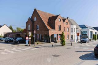 DE PINTE - Baron De Gieylaan: Ben je op zoek naar een ruime handelsruimte voor een pop-up concept op een uitstekende locatie in De Pinte? Dan is...