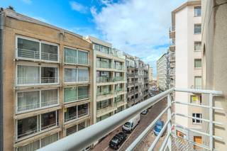 Ontdek deze gezellige studio te koop, uitstekend gelegen op de vierde verdieping van Residentie Zeezicht te Mariakerke - Oostende. Dit eigendom bevindt zich op een absolute toplocatie op enkele passen van de zeedijk, het strand, diverse winkels en het openbaar vervoer. Indeling:- inkomhal met mogelijkheid tot het uitklappen van twee enkele bedden (stapelbed)- lichtrijke leefruimte - open geïnstalleerde keuken uitgerust met spoeltafel, frigo met vriesvakje, microgolf en keramisch kookvuur- badkamer voorzien van een douche, badkamermeubel met spiegelkast en toilet- terras met een streepje zeezicht- privatieve berging op het gelijkvloersDe residentie zelf is perfect onderhouden en beschikt bovendien over eengemeenschappelijke fietsenberging. Een unieke troef is het gemeenschappelijke zwembad van de residentie, dat zorgt voor de perfecte verfrissing op warme zomerdagen. Troeven:- toplocatie vlakbij het strand- positieve elektrische keuring- gezellig terras - exclusieve toegang tot het gemeenschappelijke zwembad- inclusief berging op het gelijkvloers- gemeenschappelijke fietsenberging Heeft u interesse in deze prachtige studio te koop vlakbij zee? Contacteer ons voor een bezoek ter plaatse!Bestuursmaatregelen in het maatregelenregister: nee