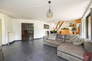 <h2>Charmante <strong>woning op 2.500 m² in het woonbos van Wildert</strong></h2>
<p>In het hart van het geliefde woonbos van Wildert bevindt zich deze superleuke, volledig onderkelderde woning op een prachtig perceel van <strong>2.500 m²</strong>. Een ideale thuis voor wie houdt van rust, natuur en een woning met karakter én potentieel.</p>
<h3><strong>Indeling & kenmerken</strong></h3>
<ul>
<li>
<p><strong>Volledig onderkelderd</strong> — extra bergruimte, hobbyruimte of praktijkmogelijkheden</p>
</li>
<li>
<p><strong>3 volwaardige slaapkamers</strong></p>
</li>
<li>
<p><strong>Centrale trap</strong> die alle verdiepingen elegant met elkaar verbindt</p>
</li>
<li>
<p><strong>Dressing</strong> aansluitend op de slaapkamers</p>
</li>
<li>
<p><strong>Badkamer met hoekbad</strong></p>
</li>
<li>
<p><strong>Carport</strong> naast de woning</p>
</li>
</ul>
<h3><strong>Ligging & perceel</strong></h3>
<p>Het perceel van 2.500 m² ligt midden in het groene woonbos van Wildert, een omgeving die bekend staat om haar rust, privacy en prachtige natuur. De tuin biedt tal van mogelijkheden: speelruimte, siertuin, moestuin, uitbreiding of gewoon genieten van de stilte en het bosrijke uitzicht.</p>
<h3><strong>Pluspunten</strong></h3>
<ul>
<li>
<p>Unieke ligging in het woonbos</p>
</li>
<li>
<p>Volledig onderkelderd — zeldzaam en bijzonder praktisch</p>
</li>
<li>
<p>Degelijke structuur en veel uitbreidingsmogelijkheden</p>
</li>
<li>
<p>Ideaal voor gezinnen, natuurliefhebbers of wie een woning zoekt met karakter</p>
</li>
<li>Mits functiewjziging onder voorwaarden permanente bewoning mogelijk.</li>
</ul>