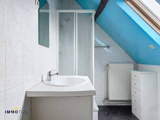 <p><strong>Gezellig appartement met 2 slaapkamers in hartje Lebbeke.<br /><br />Inschrijven voor een afspraak is enkel mogelijk bij de advertentie van het pand op onze website www.immotijl.be. </strong><br /><br />Op de <strong>tweede verdieping </strong>van het gebouw kan u dit <strong>dakappartement</strong> terugvinden. <br />Het appartement bevat een inkomhal die toegang biedt tot de <strong>leefruimte met open keuken</strong>, <strong>twee volwaardige slaapkamers </strong>en de<strong> badkamer</strong> met douche, toilet, wastafel en aansluiting voor een wasmachine. <br /><br />Ideaal gelegen in het <strong>centrum van Lebbeke </strong>met winkels, openbaar vervoer en andere voorzieningen vlakbij. <br /><br />Huurprijs: 600 euro per maand.</p>