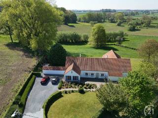 In het landelijke Herne stellen wij u dit uniek landhuis voor met zuid gerichte tuin en weide op +/- 78are. Deze prachtige woning bestaat uit...