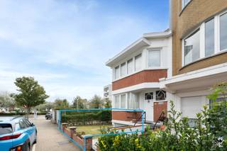 <p>Uitstekend gelegen souterrain in een kleine villaresidentie middenin de prachtige Belle Époquewijk, Quartier Sénégalais, op enkele passen van de winkelstraat en op nauwelijks 250 m van zee.</p>
<p>Dit vernieuwde eigendom beschikt over een ruime woonkamer met zithoek en eetplaats, een ingerichte keuken, een praktische bijkeuken, twee slaapkamers, een badkamer met douche, en een afzonderlijk toilet. Mooi en groot (20,5 m²) zonneterras achteraan. Op de oprit kunnen twee auto’s parkeren.</p>