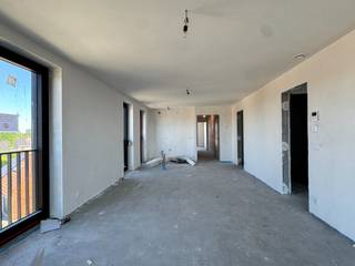 BEZOEKDAG – Zaterdag 9 augustus van 11u00 tot 13u00.Kom gerust vrijblijvend langs, inschrijven is niet nodig.Nieuwbouwappartement met twee...