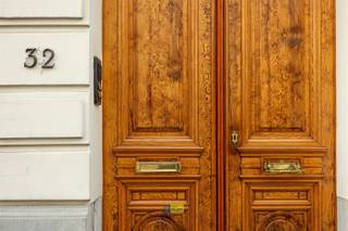 <p><span>Ruime woning met gelijkvloers magazijn/autostaanplaatsen in centrum Antwerpen.</span></p><p><span>Deze woning betreden we via een inkomhal met authentieke elementen. De gelijkvloerse garage strekt zich uit over de volledige perceelsoppervlakte, ca 90m². Prima onderhouden, diverse invullingen zijn mogelijk. </span></p><p><span>Op de eerste verdieping vooraan is er een leefruimte op houten vloer. Via een trapje komen we in de eetkamer met aansluitend de geïnstalleerde keuken. Het eerste terras van 17m² bevindt zich hierachter. Verder is er een geïnstalleerde badkamer. Op de tussenverdieping is er een eerste slaapkamer met aansluitend terras van 21m². Het volgende verdiep heeft een slaapkamer vooraan, een tussenkamer met momenteel een kitchenette en een volgende slaapkamer met annex badkamer. Via een ladder in de nachthal komen we vervolgens in de zolderruimte waar nog enkele slaapkamers kunnen worden geïnstalleerd, mogelijks te bereiken via een volwaardige trap. Er is renovatieplicht, een simulatie tot epc B is beschikbaar. De woning is ook volledig onderkelderd. Met garage erbij, is de beschikbare oppervlakte ca 290m².</span></p><p><span> </span></p><p><span>Voor meer informatie: <span>www.immodelaet.be</span></span><span> </span></p><p><span>Interesse in GRATIS SCHATTING van uw eigendom? Contacteer ons! 03/644.00.88 – <span>info@immodelaet.be</span></span><span> </span></p><p><span> </span></p>