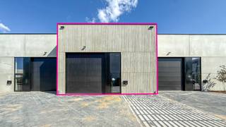 Bent u op zoek naar een loods te huur in een KMO-zone in Hasselt ?Deze hal is vlot bereikbaar en heeft een opp van ruim 180m2.Er is een aparte...