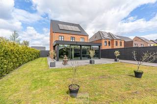 <strong>EEN BIJZONDER RIANTE WONING VAN MAAR LIEFST 302M² WOONOPPERVLAKTE (5 TOT 6 SLAAPKAMERS) OP EEN KNAP PERCEEL VAN 5A 90CA. DEZE ZEER RECENTE EN VOLLEDIG AFGEWERKTE VILLA BESCHIKT OP DE GELIJKVLOERSE VERDIEPING OVER EEN ROYALE INKOMHAL MET GASTENTOILET EN KANTOORRUIMTE, UITERST ROYALE LEEFRUIMTE MET EEN EXTRA RUIME LEEFKEUKEN MET TOEGANG TOT HEERLIJK TERRAS DMV GROTE RAAMPARTIJEN, ACHTERINKOM MET WASPLAATS; OP DE VERDIEPING BESCHIKT DE WONING OVER 3 AANGENAME SLAAPKAMERS WAARVAN 1 MET RUIME DRESSING, EEN LUXUEUZE BADKAMER EN APART TOILET; VERDER BIEDT DE WONING NOG EEN RUIME AFGEWERKTE TWEEDE VERDIEPING ONDERVERDEELD IN 2 RUIME SLAAPKAMERS, EEN BERGZOLDER EN RUIME KELDER. EEN ‘MUST SEE’ VOOR KOPERS OP ZOEK IN HET MOOIE SEGMENT!</strong><br /><br /><strong>LIGGING: </strong><br />Deze woning is gelegen vlak bij het centrum van Overpelt, binnen een 2-tal minuten heeft men toegang tot de Noord-Zuid verbinding. De woning heeft een mooie breedte aan de voorzijde en is gelegen op een onderhoudsvriendelijk perceel, tevens is de tuin volledig omheind en aangelegd.<br /><br /><strong>INDELING: </strong><br /><strong>Gelijkvloerse verdieping: </strong><br />- Fijne inkom met gastentoilet – schitterende en extra ruime leefruimte voorzien van een prachtige open leefkeuken (uitgerust met AEG toestellen, quookerkraan, warmhoudlade, pyrolyse-oven, vaatwasser,…) met knappe eethoek voorzien van alle comfort en met directe toegang naar ruim terras (terras bereikbaar door riante openschuifbare glaspartijen, allen voorzien van screens) – achterinkom – extra ruime wasplaats/berging (met aansluiting voor wasmachine en droogkast en waskoker vanop iedere etage, tevens de mogelijkheid om tweede badkamer te maken dankzij extra wateraansluitingen) – (mogelijkheid tot extra toilet ) -<br /><br /><strong>Eerste verdieping: </strong><br />- Ruime vide, toegang gevend tot 3 ruime slaapkamers – slaapkamer 1 bestaande uit slaapgedeelte en aansluitend een ruime inloopdressing – slaapkamer 2 – slaapkamer 3 – nachttoilet – luxe badkamer voorzien van dubbele wastafel en ruime inloopdouche en ligbad –<br /><br /><strong>Tweede verdieping:</strong><br />- Volledige afgewerkte zolderverdieping onderveeldeeld in 2 extra ruime slaapkamers - technische ruimte -<br /><br /><strong>Zolder:</strong><br />- Zolderruimte -<br /><br /><strong>Kelder:</strong><br />- Kelder onder volledige woning met extra hoge plafond!! -<br /><br /><strong>Tuin: </strong><br />- Volledig onderhoudsvriendelijk aangelegd – omheind – verharding rondom de woning - <br /><br /><strong>EXTRA TROEVEN:</strong><br />- Luxueus segment<br />- 5 tot 6 slaapkamers<br />- Volledig onderkelderd (mogelijk om lift naar kelder te installeren vanaf aparte buiteningang)<br />- Kwalitatieve materialen<br />- Extra hoge plafonds (2m73)<br />- Aluminium schrijnwerk (triple glas!)<br />- Zonnepanelen (10x)<br />- Vloerverwarming (op gelijkvloers, badkamer en dressing op verdiep)<br />- Nog 3 jaar 100% korting op onroerende voorheffing<br />- Regenwaterputten voor 10.000 liter <br />- Inbouwspots en indirect licht<br />- Woning beschikt tevens over domotica (nog niet in gebruik)<br />- Camerabewakingssysteem ter overname<br /><br /><strong>Stedenbouwkundige Inlichtingen:</strong><br />VG - WG - GMO – GVKR – GVV<br /><br /><strong>EPC-bouw: 31kWh/(m²jaar) – 72029-G-OMV_2018016971/EP17197/A001/D01/SD001</strong><br /><br /><strong>O-peil: </strong>niet overstromingsgevoelig<br />P-score: B<br />G-score: A<br /><br /><strong>Benieuwd naar deze prachtige woning? Ons IDEALIS Team geeft U met plezier en steeds vrijblijvend de nodige informatie via e-mail, ter plaatse of op ons kantoor te Pelt.<br />Wenst U advies omtrent uw eigen woning? Graag plannen wij vrijblijvend met U een afspraak in om onze expertise met U te delen, steeds tot Uw dienst!!<br />Neem contact op met IDEALIS VASTGOED op 011/515 565 of mail naar info@idealisvastgoed.be!</strong>