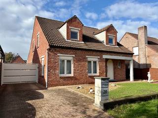 <p>Deze ruime en goed onderhouden gezinswoning bevindt zich op een topligging in Beerse. Dichtbij het centrum, scholen, verbindingswegen en toegang tot de autosnelweg. Doch gelegen in rustige, gezellige wijk.</p><p>De woning staat op een perceel van 555 vierkante meter met 170 vierkante meter bewoonbare oppervlakte.</p><p>Op de benedenverdieping vinden we een living, keuken (geïnstalleerde vaatwasser, combi-oven en ijskast), berging, badkamer (wastafel, toilet, inloopdouche), veranda en ruime traphal met ingemaakte kasten.</p><p>Op de bovenverdieping bevinden zich drie ruime slaapkamers en toilet.</p><p>De woning heeft bovendien een ruime zolder en kelder (deels kruipkelder, deels droge kelder).</p><p>Buiten is er een gezellige tuin die volledig omheind is met een elektrische toegangspoort. Er bevindt zich een garage met extra zolder, fietsenstalling en carport. De garage beschikt bovendien over een laadpaal voor elektrische wagens (2025). Tevens is er een tuinhuis aanwezig. Er bevindt zich ook een grondwaterput en een regenwaterput.</p><p>De woning is doorheen de jaren regelmatig gerenoveerd en gemoderniseerd met grote renovaties in 2011 en 2017. De ramen en deuren zijn in pvc met dubbel glas en automatische rolluiken (2017). De veranda heeft vierseizoensglas met zonwerend effect. Daarnaast werden 32 zonnepanelen (7520kWp, 2011 met nog mogelijkheid tot certificaten tot 2031) en een thuisbatterij geïnstalleerd (11,6KW, 2022). Dankzij het goede onderhoud en renovatie beschikt de woning dan ook over een zeer goed EPC-peil.</p><p>Voor bezichtiging graag telefonisch een afspraak te maken (indien niet bereikbaar, laat een bericht na, ik bel u zsm terug).</p>