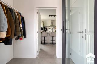 <p><strong>Moderne, instapklare woning te koop in Laakdal</strong></p>
<p>Ontdek deze instapklare, moderne eengezinswoning uit 2020, gelegen in een rustige, doodlopende straat. De woning werd volledig afgewerkt met kwalitatieve, hedendaagse materialen en straalt licht en ruimte uit dankzij de ruime raampartijen op zowel het gelijkvloers als de bovenverdieping.</p>
<p><strong>TROEVEN</strong>:</p>
<ul><li>Instapklaar</li><li>Gunstig EPC A-label (33 kWh/m²) – lage energiekosten</li><li>Ventilatiesysteem D + airconditioning</li><li>3 slaapkamers</li><li>Badkamer met zowel bad als douche</li><li>Veel natuurlijke lichtinval</li><li>Volledig aangelegde tuin met carport en fietsenberging</li><li>Rustige ligging in een doodlopende straat</li><li>Perfecte verbinding voor woon-werkverkeer, nabij E313</li><li>Dichtbij winkels, scholen en andere voorzieningen</li></ul>
<p><strong>INDELING</strong>:</p>
<ul><li>Gelijkvloers: inkomhal met apart toilet; keuken; eethoek; woonkamer; bijkeuken/wasplaats; berging</li><li>1<sup>ste</sup> verdiep: slaapkamer 1; slaapkamer 2; slaapkamer 3; apart toilet; badkamer</li></ul>
<p>Houdt u van praktisch wonen met alle comfort én een rustige leefomgeving? Contacteer ons vandaag nog voor een bezichtiging!</p>