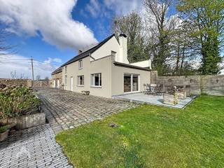 Welkom in deze instapklare, charmante woning waar een warme en gezellige sfeer u meteen omarmt. Via de inkomhal betreedt u de volledig geïnstalleerde keuken met knusse zithoek, een uitnodigende plek waar koken en samenzijn moeiteloos in elkaar overvloeien. De sfeervolle badkamer, uitgerust met bad, douche, lavabo en toilet, biedt alle comfort in een aangenaam kader.<br /><br />De ruime, lichtrijke leefruimte vormt het kloppend hart van de woning. Een gezellige zit- en eethoek en het prachtige zicht op de groene tuin, is de ideale plek om tot rust te komen en te genieten van elk seizoen. Op de eerste verdieping bevinden zich twee volwaardige slaapkamers.<br /><br />Buiten waant u zich in een oase van rust: een prachtige tuin met vijver, zonneterras en een overdekt terras nodigt uit tot lange, ontspannen dagen en sfeervolle avonden. De tuinberging, dubbele garage en carport geschikt voor een mobilhome zorgen voor extra comfort. Bovendien biedt de ruime zolderverdieping boven de garage tal van mogelijkheden, waaronder het creëren van twee extra slaapkamers.<br /><br />Extra troeven<br /><br />
<ul>
<li>zonnepanelen</li>
<li>grondwaterput</li>
<li>dubbele garage</li>
<li>voldoende parkeergelegenheid</li>
<li>rustig gelegen</li>
<li>nabij belangrijke invalswegen en winkels</li>
<li>instapklaar</li>
</ul>
<br />Deze woning is te koop ZONDER makelaar via het concept van Smart Houses. Wenst u verdere inlichtingen of een bezoek? Contacteer rechtstreeks de eigenaar via 0492/65.40.64