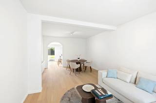 Deze volledig gerenoveerde woning in het hart van Heist-aan-Zee combineert charme met modern comfort.<br />De woning beschikt over 3 ruime slaapkamers, 2 stijlvolle badkamers, een lichte leefruimte en een volledig uitgeruste moderne keuken.<br />Buiten vindt u een gezellig terras en een onderhoudsvriendelijk tuintje, perfect om van het buitenleven te genieten.<br />Dankzij de zonnepanelen is deze woning ook duurzaam en energiezuinig.<br />Met een brede gevel en centrale ligging, op korte afstand van het strand en alle voorzieningen, is dit de ideale woning aan de kust.<br /><br />Info en bezoek bel Andries De Leyn 0472 53 66 09