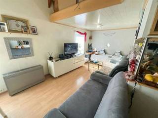 Gelegen in het dorpscentrum van Rekkem, zeer goede investering eigendom bestaande uit een inkom, etalageruimte - mogelijkheid om te vormen naar...