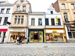 <p>Middenin het kloppende hart van de charmante, historische stad Lier vind je dit interessant handelspand terug dat wacht op jouw creatieve touch! Ondanks de nodige opfrissingswerken barst het hier van potentieel en opportuniteiten! Dit dankzij de veelzijdigheid van de ruimtes, de absolute toplocatie in de befaamde winkelstraat én de mooie, democratische prijs. Het eigendom bevat een commercieel gelijkvloers van maar liefst 41 m² met op de eerste verdieping een polyvalente ruimte. Verder vind je op de tweede verdieping een kamer terug van 11,10 m² en een badkamer met toilet. De ruimtes zijn uiteraard naar hartenwens in te vullen waardoor dit pand geschikt is voor zowel diegene die werken en wonen willen combineren als de ondernemers onder ons die juist veel opbergplaats verkiezen! Ben jij de persoon die deze winkel nieuw leven wil inblazen? Plan dan zeker een bezoekje in!</p>
<p><strong>Technische gegevens:</strong> Centrale verwarming op gas, beglazing in hout of aluminium.</p>
<p><strong>Stedenbouwkundige inlichtingen, bodemattest en asbestattest in aanvraag. Bevindt zich niet in een risicozone voor overstromingen (P- en G-score A). Renovatieverplichting van toepassing.</strong></p>