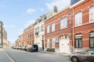 Ruime herenwoning met garage, atelier en tuin nabij het centrum van Ronse!Deze ruime, te renoveren herenwoning is gelegen nabij het centrum van Ronse en biedt met een bewoonbare oppervlakte van maar liefst 237 m² heel wat ruimte, karakter en mogelijkheden. De woning beschikt over een inpandige garage, een achterliggend atelier en een aangename tuin van ca. 180 m².Indeling gelijkvloers: inkomhal, ruime living-salon, leefkeuken, achterkeuken, veranda, toilet en inpandige garage. Via de garage bereik je het achterliggende atelier, ideaal voor hobby, werk, opslag of andere doeleinden.Op de twee verdiepingen bevinden zich in totaal 5 kamers, waarvan 4 slaapkamers, en een badkamer. Daarnaast beschikt de woning over een tweede toilet. Een kelder en ruime zolder zorgen voor heel wat extra bergruimte en vervolledigen het geheel.Buiten geniet je van een tuin van ca. 180 m². De woning staat op een perceel van 360 m² en heeft een gevelbreedte van 7,30 meter. Dankzij de garage en bijkomende parkeermogelijkheden is er bovendien voldoende plaats voor meerdere wagens.Deze herenwoning is te renoveren en vormt een mooie basis voor wie op zoek is naar een royale stadswoning die volledig naar eigen smaak kan worden ingericht. De combinatie van de ruime bewoonbare oppervlakte, het atelier, de garage, tuin en ligging nabij het centrum maakt dit een eigendom met bijzonder veel potentieel.Te koop via Immo Beguin, jouw vastgoedexpert sinds 2009.✉️ emmy@immobeguin.be
