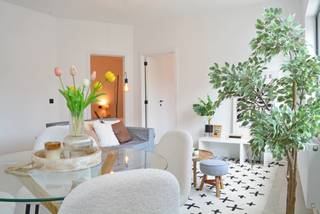 <p>Algemeen</p><p>Op het gelijkvloers in dit volledig gerenoveerde gebouw van 6 appartementen vinden we dit mooi appartement terug met 2 slaapkamers. Het gebouw werd volledig gestript en vernieuwd. Qua isolatie is er dakisolatie (10 cm PUR) en gevelisolatie voorzien. Ook de ramen werden vernieuwd waardoor u over een energiezuinig appartement zal beschikken.</p><p>Dit kwaliteitsvol appartement is gelegen op een toplocatie te Edegem, centraal gelegen nabij het centrum en invalswegen. Met de lage algemene kosten en aparte meters voor water, gas en elektriciteit is dit een zeer interessant startersappartement of investering.</p><p>Indeling</p><p>Via een gezellige traphal bereiken we de leefruimte die voorzien is van parket en een open keuken. De keuken beschikt over Siemens toestellen en een composieten werkblad.  Wat opvalt is het vele licht dat binnenvalt in het appartement. Handige berging aanwezig met condensatieketel en aansluitingen wasmachine. Twee leuke slaapkamers op parket aanwezig waarvan één met toegang tot een koertje.</p><p>De volledig betegelde badkamer is compact en uitgerust met douche, toilet en lavabomeubel. Ruime kelderberging is tevens mee in de prijs inbegrepen. Fietsenberging is in de kelder voorzien.</p><p>Interesse?</p><p>Zoekt u een vernieuwbouw appartement om zelf te wonen of als investering op een zeer gegeerde locatie ten zuiden van Antwerpen?</p><p>Wees dan snel en neem contact op via 03/459 89 59.</p><p></p>