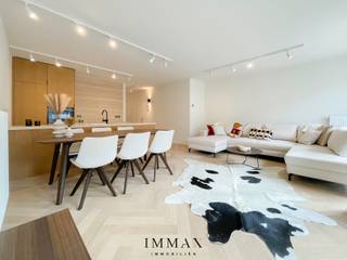 Prachtig en stijlvol gerenoveerd 2 slaapkamer appartement gelegen op de iconische Lippenslaan te Knokke nabij de zeedijk. Het appartement omvat: inkomhall met afzonderlijk toilet, ruime living/woonkamer met toegang tot westgericht zonneterras, open keuken met een werkblad in travertin. Masterbedroom met ensuite ruime badkamer met inloopdouche en lavabo, alsook aansluiting voor wasmachine en droogkast. Tweede slaapkamer met ensuite inloopdouche en lavabo. Beide slaapkamers worden voorzien met ingemaakte kasten. Alle ramen in het appartement zijn volledig vernieuwd. <br /><br />Mogelijkheid tot het huren van een autostaanplaats (160€/maand) in dezelfde residentie.<br /><br />Huurprijs 1600 euro/maand<br />vaste kosten 85 euro/maand<br /><br />Aarzel niet om ons te contacteren voor meer info: tel. : 050 62 44 14 of via Knokke@immax.be