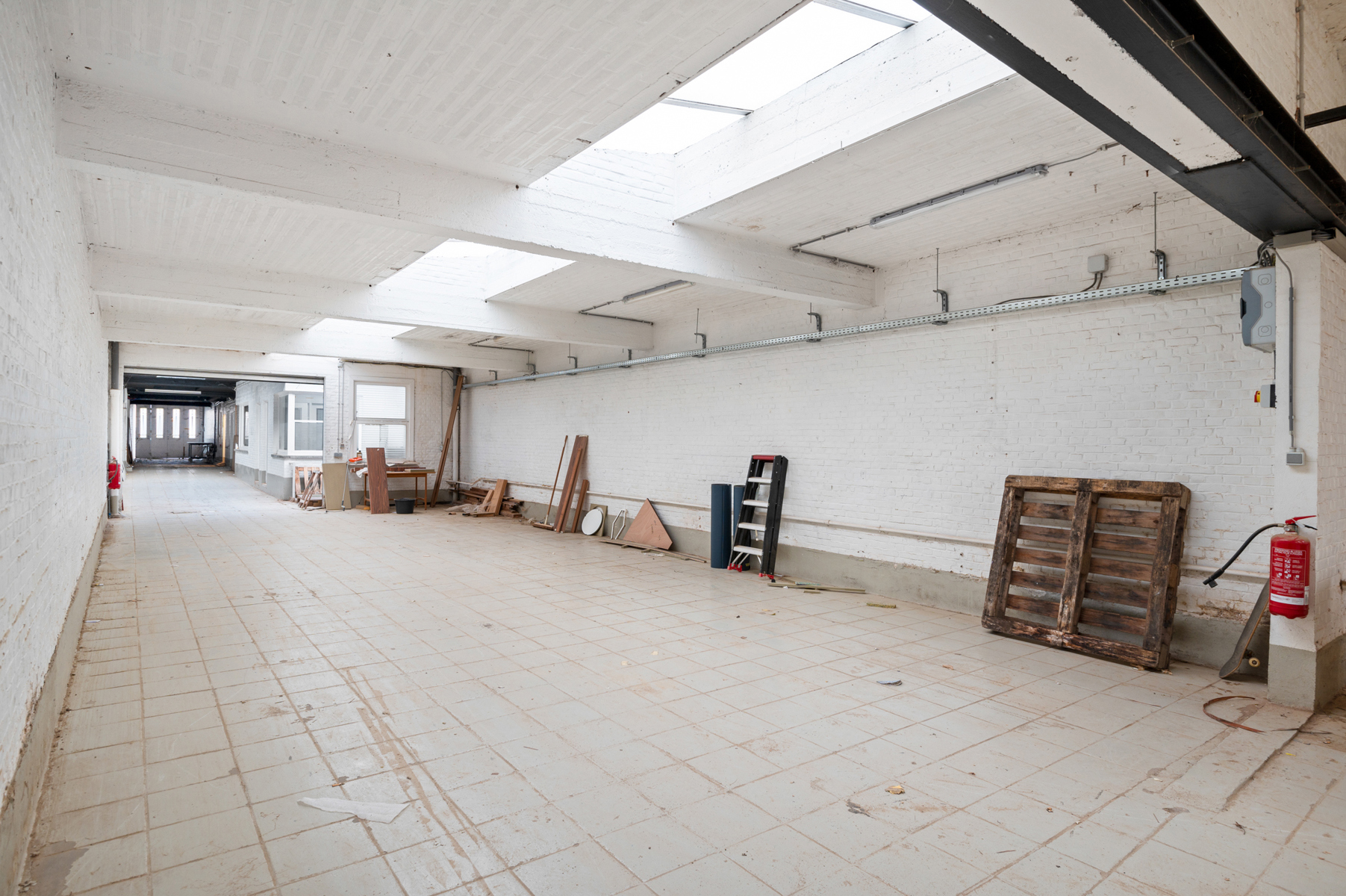 Ruime werkplaats / atelier met eigen oprit en inrit  - foto 4