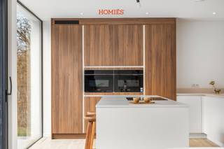 In een rustige en groene omgeving in het gegeerde Heverlee bevindt zich deze prachtige villa die comfort, ruimte en energiezuinig wonen perfect combineert. De woning werd met oog voor detail en kwaliteit volledig vernieuwd, straalt hedendaagse klasse uit en bevindt zich in een doodlopende straat. De villa beschikt over drie volwaardige slaapkamers, bureauruimte en twee modern afgewerkte badkamers, ideaal voor gezinnen of voor wie graag ruim en comfortabel woont. De lichtrijke open keuken vormt het hart van de woning en is hoogwaardig uitgerust met alle nodige toestellen. Deze sluit naadloos aan op de eetkamer en de gezellige leefruimte, wat zorgt voor een open en aangename woonbeleving. Daarnaast biedt de woning een garage met plaats voor twee wagens en een kelder, wat extra opslagruimte en functionaliteit garandeert. Ook op vlak van energiezuinigheid scoort deze woning uitstekend dankzij de aanwezigheid van o.a zonnepanelen, warmtepomp en waterrecuperatie, wat bijdraagt aan lagere energiekosten en een duurzame levensstijl. Een unieke kans voor wie op zoek is naar een instapklare, stijlvolle woning op een absolute toplocatie. Interesse? Neem gerust contact met ons op voor meer informatie of een bezoek ter plaatse.<br /> 