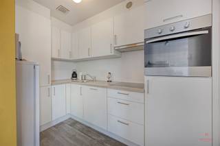 <p>Ideaal als investering of voor eigen bewoning.</p><p>Gelegen in een rustige eenrichtingsstraat, op wandelafstand van het station, winkels, horeca en alle dagelijkse voorzieningen, biedt dit instapklare gelijkvloerse appartement een uitstekende combinatie van comfort, bereikbaarheid en een centrale ligging.</p><p>Troeven:<br />• Interessante investering met aantrekkelijk verhuurpotentieel<br />• Recent vernieuwd en instapklaar<br />• Kleinschalige residentie<br />• Lage gemeenschappelijke kosten<br />• Centrale ligging in het hart van Aalter</p><p>Interesse? Neem gerust contact op voor meer informatie of een vrijblijvend bezoek. Simon: +32 499 99 49 17 of simon@heritagevastgoed.be</p><p>Praktische info:<br />• EPC label C | 218 kWh/m² jaar – geen renovatieverplichting<br />• Stedenbouwkundige inlichtingen: Vg | Wg | Gmo | Gvkr | Vv<br />• De bovenvermelde bewoonbare oppervlakte betreft de bruto oppervlakte zoals vermeld in het EPC-attest.<br /> </p>