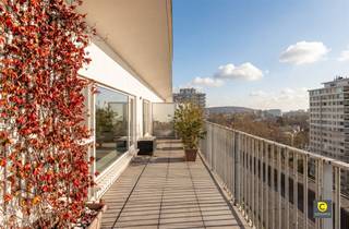 Bright rooftop apartment with exceptional terrace and panoramic viewsOn the eleventh floor of a well-kept building on the De Roest d'Alkemadelaan is...