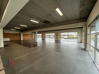 Cet espace multifonctionnel offre de nombreuses possibilités, qu'il s'agisse d'un espace de stockage, d'un showroom ou d'un espace de bureau. Avec...