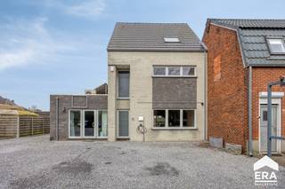 <p>Ruime gezinswoning met praktijkruimte te koop in Lommel!</p>

<p><strong>Lommel-Barrier: Lichtrijke, energiezuinige en ruime gezinswoning (280m²) met praktijkruimte op 520m²</strong></p>

<p> </p>

<p><span>Deze lichtrijke en energiezuinige gezinswoning van 2009 is door zijn karakter als &amp;quot;handelshuis&amp;quot; polyvalent. De praktijkruimte met aparte inkom kan dienen voor meerdere functies (zelfstandige activiteit, homeoffice, extra slaapkamer, ..)</span></p>

<p>Enkele troeven:</p>

<ul><li>Zeer ruime woning (280m²)</li><li>3 slaapkamers (5 mogelijk)</li><li>EPC label B + 22 zonnepanelen met groenestroomcertificaten</li><li>Conforme elektrische installatie</li><li>Gunstige ligging nabij winkels, scholen, openbaar vervoer en op ca. 25 minuten van Eindhoven</li><li>Gasketel van 2025 en vloerverwarming in leefruimtes</li><li>Asbestvrij</li><li>Onderhoudsvriendelijke en omheinde tuin met overdekt terras</li></ul>

<p>Indeling: zie plannen in bijlagen.</p>