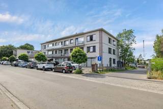 Voor meer info of een bezoek, bel 053 69 59 34 - Nabij het centrum van Liedekerke bevindt zich dit instapklare appartement. De ligging vormt meteen...