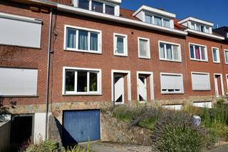 <p>Gelegen aan de rustige Herfstlaan in Kessel-Lo, biedt deze leuke rijwoning een prachtige leefomgeving met veel ruimte en mogelijkheden.<br />Met in totaal 4 slaapkamers kamers, 1 badkamer, een extra bureel ruimte en een uitnodigende woonkamer en een leuke tuin, is deze woning ideaal voor gezinnen die op zoek zijn naar comfort en functionaliteit. In de goed uitgeruste keuken is er voldoende ruimte.</p>
<p>Daarnaast beschikt deze woning over praktische voorzieningen zoals een garage en een kelder, die extra opslagruimte bieden.<br />De woning heeft een strategische ligging en de mogelijkheid tot veelzijdig gebruik. Met een energieprestatiecertificaat van 210 (label C) is er ook aandacht voor duurzaamheid, wat bijdraagt aan een comfortabele en verantwoorde levensstijl in deze aantrekkelijk ontworpen woning.</p>
