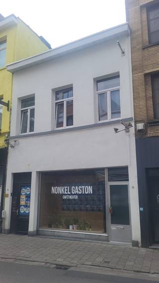 In hartje Antwerpen ligt dit multifunctioneel (opbrengst) eigendom met woonst, enkel GV gehuurd (810,29 €) door cafétheater "Nonkel Gaston", bovengelegen woonst met aparte inkom. (niet verhuurd).
Het GV bevat een vitrine, winkel/stockageruimte, keuken, toiletten, technische ruimte,
bar, zoldertje, zaal en podium. De zaal kan via aparte ingang bereikt worden via een zijdeur aan straatzijde. Deze biedt ook recht van doorgang aan enkele achterliggende huisjes.
Geen asbest, EPC F, elektriciteit na te kijken. Perceelscore D. Gebouwscore C
Het appartement is +/- 175 m², recent gerenoveerd, instapklaar, met op GV een ruime inkomhal en berging.
1°VD slaapkamer, badkamer met douche, aparte toilet, ruime living met ingerichte keuken met toestellen.
2°VD 2 ruime slaapkamers, toilet, trap naar ruime zolder/extra slaapkamer. CV op gas.
EPC C, geen asbest. dubbel glas, dakisolatie OK. elektrische keuring OK. Perceelscore D. Gebouwscore D
Pand kan dienen als investering doch ook ideaal voor eigen gebruik als kunstenaar met ruim atelier, hobbyist, groot gezin met veel bewegingsvrijheid. Verdere info op kantoor www.marismakelaars.be