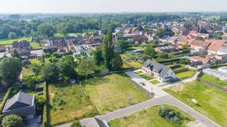 Lot 31 is al volledig gebouwd en is een doordacht ingedeelde nieuwbouwwoning met drie slaapkamers, een afzonderlijke bureau- of dressingruimte en een inpandige garage. Vooraan biedt de woning bovendien een extra bureauhoek, ideaal voor wie regelmatig thuiswerkt of nood heeft aan een rustige plek voor administratie en schoolwerk.
De woning wordt volledig afgewerkt, waarbij je zelf de materialen kiest en zo je eigen thuis creëert.
Dankzij energiezuinige technieken als een warmtepomp, ventilatie C+ en zonnepanelen, woon je hier comfortabel en toekomstgericht met een laag verbruik.
Een kijkje nemen? Je vindt de ingang van de verkaveling ter hoogte van Vlasmeers 67. Of contacteer ons en ontdek alle details!