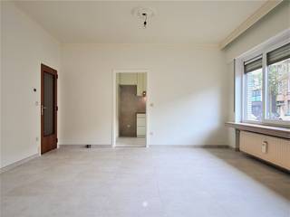 <p><span>NIEUWKERKEN-WAAS</span><span> - Are you looking for a centrally located ground-floor apartment? Then be sure to take a closer look.</span></p><p><span> </span></p><p><span>Here are some of its highlights:</span></p><ul><li><span>Central location in Nieuwkerken-Waas </span></li><li><span>Move-in ready</span></li><li><span>Garage space at the rear of the building</span></li><li><span>Quiet building with low common area fees</span></li></ul><p><span> </span></p><p><span>The layout is as follows:</span></p><p><span>Spacious entryway with coat closet, living room, fully equipped kitchen (stove, range hood), storage/laundry room, separate toilet,</span></p><p><span>fully equipped bathroom (vanity unit, walk-in shower), two bedrooms, small back patio, garage at the rear of the building.</span></p><p><span> </span></p><p><span>Natural gas heating.</span></p><p><span> </span></p><p><span> </span></p><p><span>Available:</span><span> 9/1/2026</span></p><p><span>Rent</span><span>: € 850 + € 40 in common expenses (of which € 30 is an advance payment for water consumption)</span></p><p><span>EPC</span><span>: 240</span></p><p><span> </span></p><p><span>Interested in this great apartment? Request a tour today via our website!</span></p><p><span> </span></p>