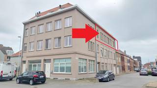 Instapklaar appartement op rustige en centrale ligging nabij de Spuikom <br />te Bredene Sas op wandelafstand van het shopping center, scholen en openbaar vervoer.<br /><br />Oppervlakte van 110m² + terrasje zuid oost gericht<br />Gelegen op de tweede verdieping ( geen lift in het gebouw)<br /><br />Omvat:<br />Algemene trappen hal van het gebouw.<br /><br />Inkomhal, ruime en lichtrijke woonkamer met veel ramen, <br />een open ingerichte keuken en terras zuid oost gericht.<br />Een berging/wasplaats aan de woonkamer.<br /><br />3 volwaardige slaapkamers, badkamer met ligbad/douche en dubbel lavabomeubel.<br />Een apart toilet met handlavabo.<br /><br />Een privatieve kelderberging en gemeenschappelijke fietsenberging.<br /><br />Overal pvc ramen met dubbel glas. CV op aardgas.<br /><br />Beschikbaar vanaf 1 juli 2026. ( vroeger kan eventueel mits overleg met de vertrekkende huurder ) <br /><br />Huurprijs 895 euro + 40 euro lasten voor de gemene delen <br /><br />Geen huisdieren toegelaten en vast werk is een vereiste. <br />Geschikt voor een gezin met maximaal 2 kinderen <br /><br /><strong>Eerste bezoekdag dinsdag 10 maart van 15u30 tot 18u<br />Inschrijven via kantoor is verplicht.</strong><br /><br />