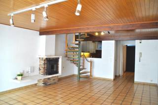 Dit lichtrijk appartement is gelegen nabij het centrum van Wevelgem.<br /><br />Dit appartement bevindt zich in een klein appartementsgebouw. We komen binnen via de hal met berging en apart toilet. De aangename, lichtrijke living aan de straatzijde is heel ruim en heeft een aansluitende keuken. Er is tevens voorziening voor een vaatwas- of wasmachine. De living is extra gezellig door de vloerverwarming en de houtcassette.<br />Via de draaitrap in de living bereikt men de 2e verdieping waar 2 ruime slaapkamers aanwezig zijn. Er is eveneens een badkamer met lavabo, douche en toilet. <br /><br />Onder het dak is er nog een slaapkamer en zolderruimte.<br />Bij dit appartement horen een aparte gemeenschappelijke fietsenberging en een gemeenschappelijke garage die gedeeld worden met de buur. Er is dus een staanplaats voor 1 wagen.<br /><br />Op een boogscheut vinden we het centrum van Wevelgem, aansluiting naar A19/E403/ring Kortrijk en verschillende winkels. Openbaar vervoer in de straat.<br />Geen vaste maandelijkse kosten!<br />Huisdieren zijn niet toegelaten.