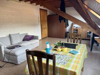 Appartement/studio in een mooi herenhuis, gelegen op de derde verdieping (geen lift). Uitstekende ligging in Gent, op wandelafstand van winkels, Citadelpark, openbaar vervoer, ... De indeling van de studio is de volgende: Leefruimte met eetplaats (meubels: kast, tafel, stoelen, zetel, bureau). Keuken met toestellen, badkamer met douche, toilet en lavabo, alsook wasmachine. Erboven mezzanine met slaapruimte. Direct vrij. Domicilie verplicht, geen studenten. Perfect voor een alleenstaande of koppel! Minimumcontract drie jaar. Direct vrij. Huurprijs 760 euro/maand + 130 euro/maand (verwarming, water, gemeenschappelijke kosten en brandverzekering). Er dient zelf nog een contract voor elektriciteit en internet te worden genomen.