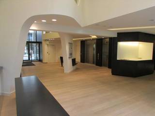 Aangename kantoorruimtes van verschillende grootte in het centrum van de Leopoldswijk. De derde verdieping werd volledig gerenoveerd. De tweede verdieping is ingedeeld in verschillende individuele ruimtes. Klein tuintje. De inkomhal is recent gerenoveerd en zeer modern.<br /><br />Oppervlakte: 156 m² <br />Parking binnen: 2.000 €/plaats/jaar<br />Kosten: 57 €/m²/jaar (excl. BTW)<br />Belastingen: 63 €/m²/jaar