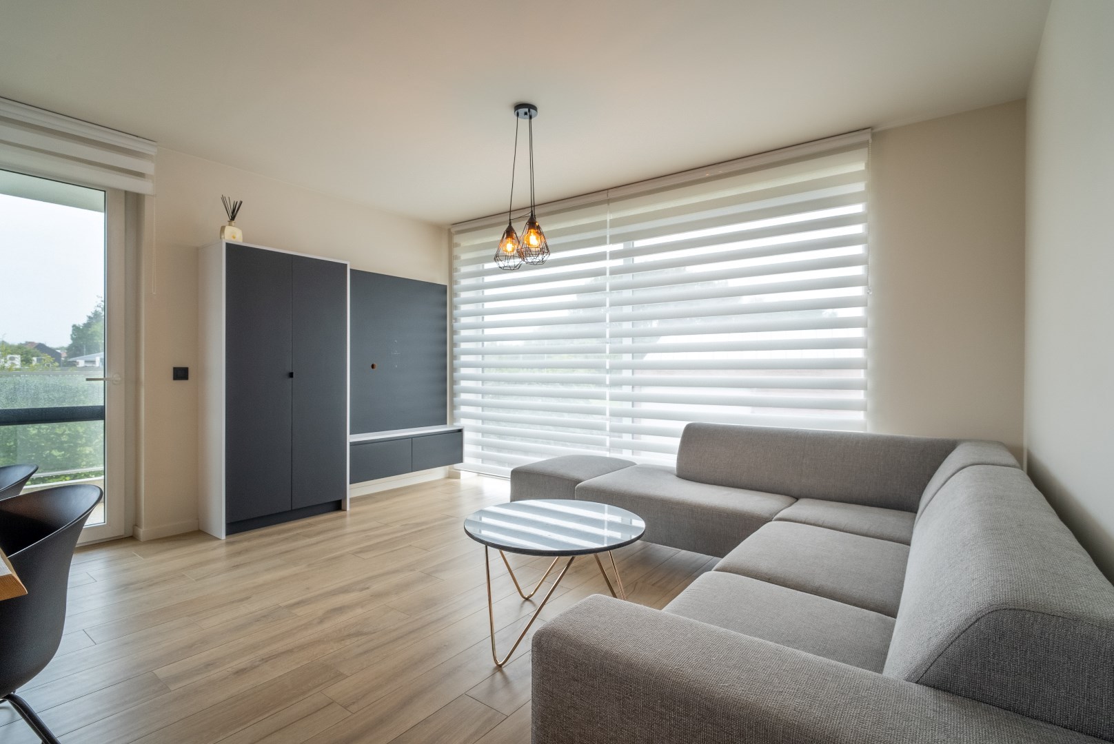 Trendy, bemeubeld apartement met 2 slaapkamers, terras en autostaanplaats. - foto 3