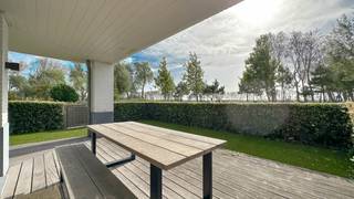 <span>HOEKAPPARTEMENT</span><span> </span><span>met TUIN en zonnig terras, en prachtig open zicht op het meer van DUINENWATER... </span><br /><br /><span>Dit residentiële complex met uitzicht op het meer van DUINENWATER ligt op enkele minuten wandelafstand van het centrum van Knokke-Heist. Het appartement biedt uitzicht op het water, bevindt zich vlakbij het station, het toekomstig nieuw golfterrein, Lakeside Paradise met zijn talrijke watersportmogelijkheden, het unieke zwembadcomplex, verschillende handelszaken en restaurants!<br /><br /></span><span>Samenstelling: Inkomhal met vestiaire en gastentoilet. Open keuken, voorzien van alle hedendaagse comfort. Ruime berging met aansluiting wasmachine/droogkast. Aangename eetkamer met aansluitend een zeer lichtrijke woonkamer. Er zijn veel raampartijen die uitgeven op het zonnige terras.<br /></span><span>Achteraan bevinden er zich 3 slaapkamers. De master bedroom beschikt over een ensuite badkamer, bestaande uit een ligbad, dubbele lavabo en toilet. De 2e en 3e slaapkamer zijn eveneens volwaardige kamers en beschikken over ingemaakte kasten. Aparte douchekamer.</span><br /><br /><span>Mogelijkheid tot het aankopen van een garagebox in de residentie aan 70.000€.</span>