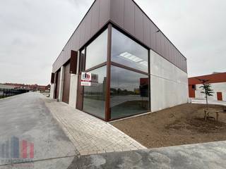 <strong>Nieuwbouw KMO-unit</strong> met een oppervlakte van <strong>199 m² en 2 privatieve parkeerplaatsen</strong> te koop op toplocatie in Izegem.<br /><br />De casco bedrijfsruimte (brandklasse B) heeft een vrije hoogte van +/- 6 m en is opgebouwd uit een staalconstructie in combinatie met een betonplint en geïsoleerde sandwichpanelen. De loods is toegankelijk via een automatische sectionale poort met aparte toegangsdeur i.c.m. een glaspartij en beschikt bovendien over een lichtstraat. De unit maakt deel uit van het duurzame <strong>bedrijvenpark ''Stuyf''</strong> bestaande uit 32 KMO-units te koop met beschikbare oppervlaktes van 170 m² tot 240 m², samenvoegbaar tot 1.145 m².<br />De bedrijfsgebouwen zijn geschikt voor zowel opslag als productie en bieden dus een ideale omgeving om te ondernemen. Strategisch gelegen langs de Stuivenbergstraat met vlotte verbinding naar de E403 en een uitstekende uitvalsbasis voor de hele regio. Onmiddellijk beschikbaar.<br /><br />Contacteer <strong>PANORAMA B2B</strong> voor bijkomende (technische) inlichtingen, plannen of een vrijblijvend plaatsbezoek <strong>050 300 800</strong>.