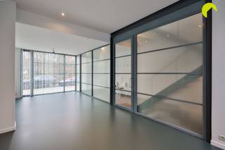 At a very convenient location in Wilrijk we find this property that can serve many purposes. Located near the Sint-Augustinus hospital, the...