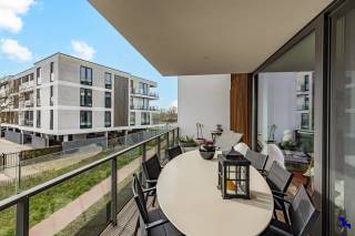Welkom in Rumst!<br /><br />Op zoek naar een stijlvol appartement met zicht op het water vlakbij E19 & A12?<br /><br />Dit appartement combineert comfort, licht en ruimte op een toplocatie aan het water. Het ruime terras biedt een prachtig zicht op het water, terwijl de grote ramen de woonkamer vullen met natuurlijk licht en een open, aangename sfeer creëren.<br /><br />De indeling is praktisch en doordacht. De open woonkamer en moderne keuken vormen het hart van de woning, ideaal om samen te zijn of gasten te ontvangen. Twee ruime slaapkamers zorgen voor privacy en flexibiliteit, terwijl de lift in het gebouw het dagelijkse comfort extra verhoogt.<br /><br />Een echte troef is het ruime binnenzwembad, exclusief voor bewoners. Het is de perfecte plek om te ontspannen, te sporten of gewoon even te genieten van een rustig moment, ongeacht het weer buiten.<br /><br />Bij het appartement horen twee privatieve autostaanplaatsen en deze zijn inbegrepen in de prijs.<br /><br />Extra troeven:<br />Enkel eigenaars als bewoners<br />Bezoekersparking aanwezig<br />Gunstig EPC-label A<br /><br />Interesse gewekt? Contacteer ons kantoor via info@hiro.be of 03 230 00 14!